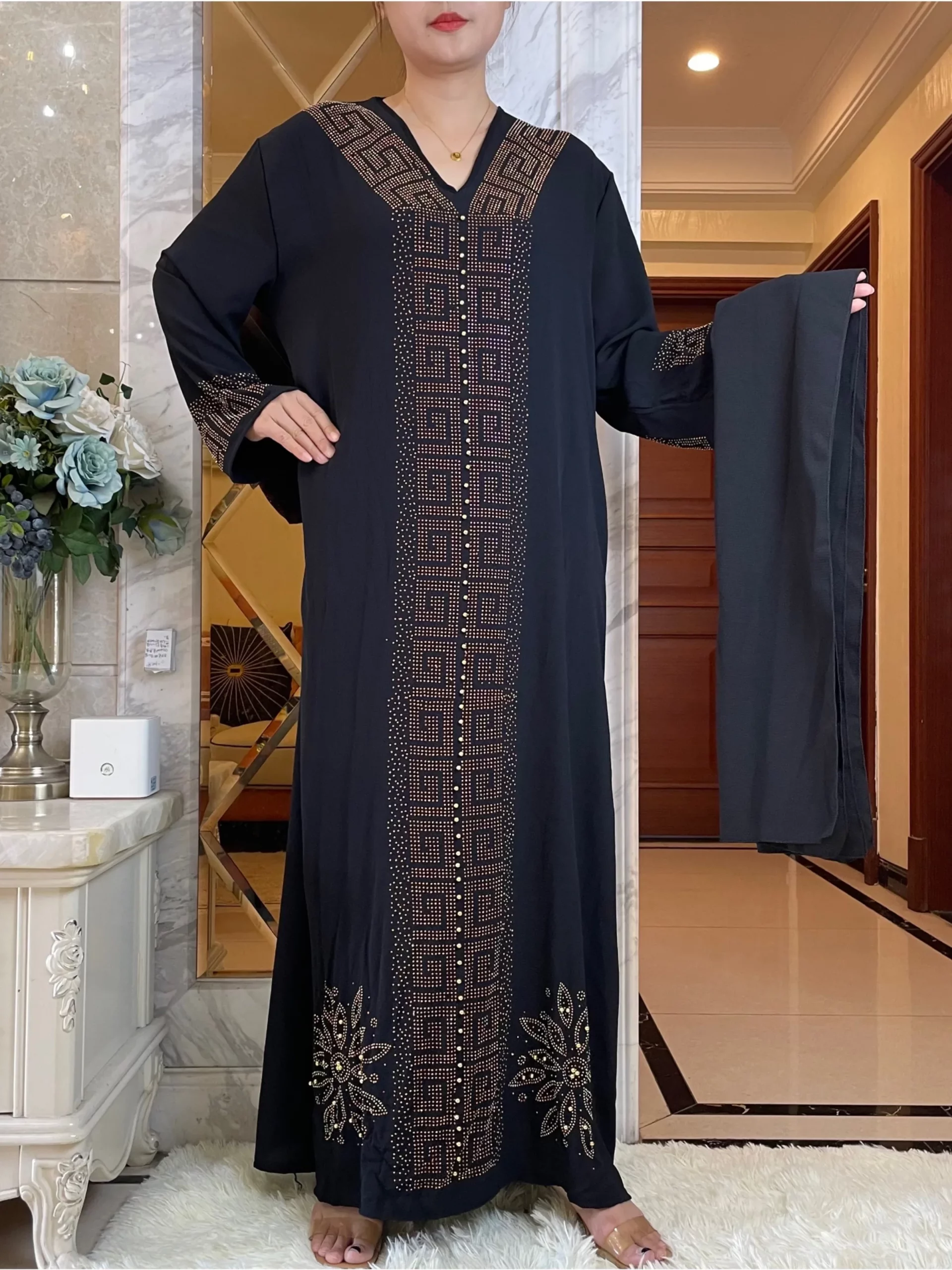 Abaya élégante à capuche pour femme - image de produit 9